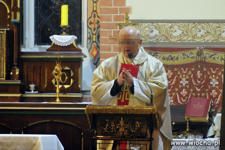 Ksiądz wyrzucił trumnę z kościoła w Bukowcu 
