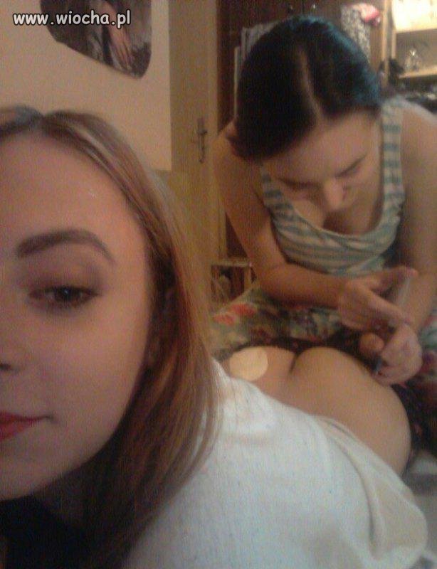 Selfie z dupą to mało. Dołożyła zastrzyk