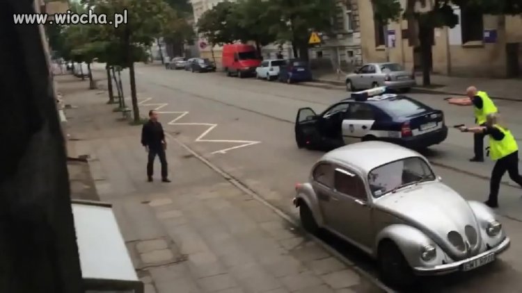 Polscy policjanci strzelają do agresywnego..