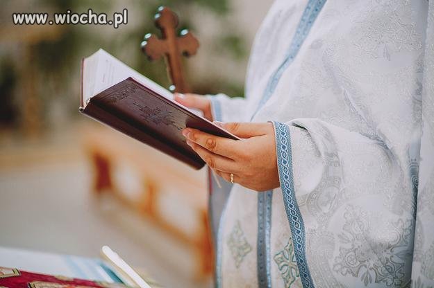 Ksiądz uderzył dziecko w twarz podczas komunii