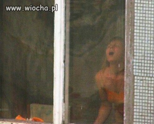 Biedna kobieta, woła o pomoc 