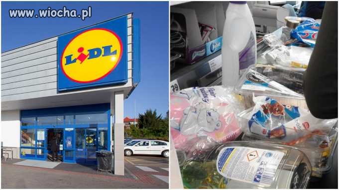 Klienci wyrzucają śmieci na lady w markecie…