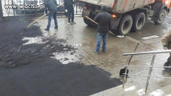 Nie ma chodnika,będzie ulica.