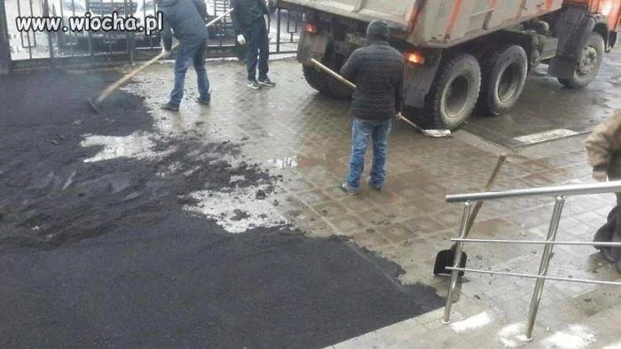 Nie ma chodnika,będzie ulica.
