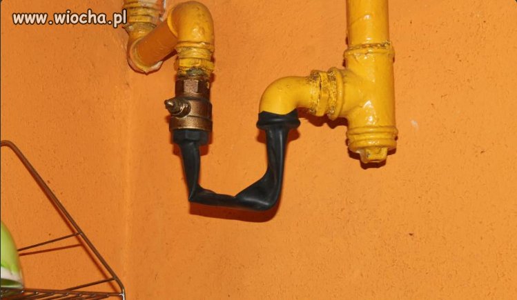 Kradli gaz z bloku za pomocą dętki 