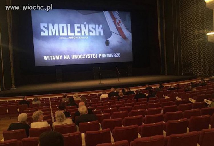 Pokaz filmu za oceanem...