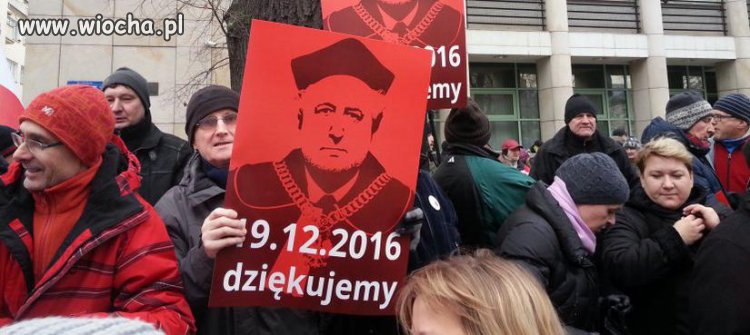 O co chodzi z tym czerwonym tłem?