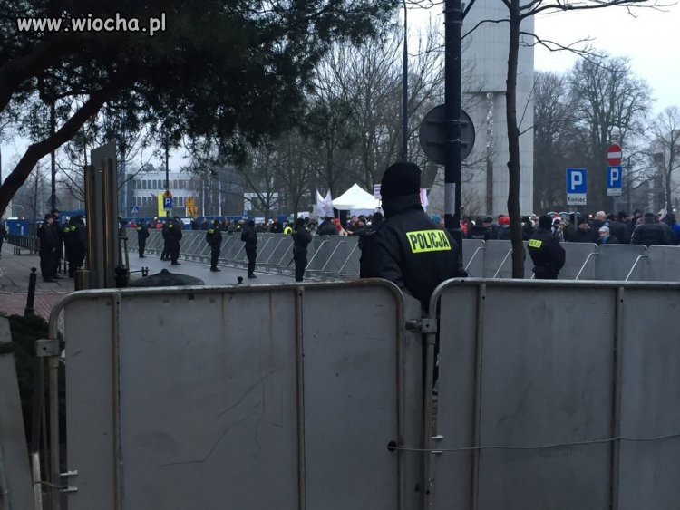 Patrzeć tylko jak założą miny 