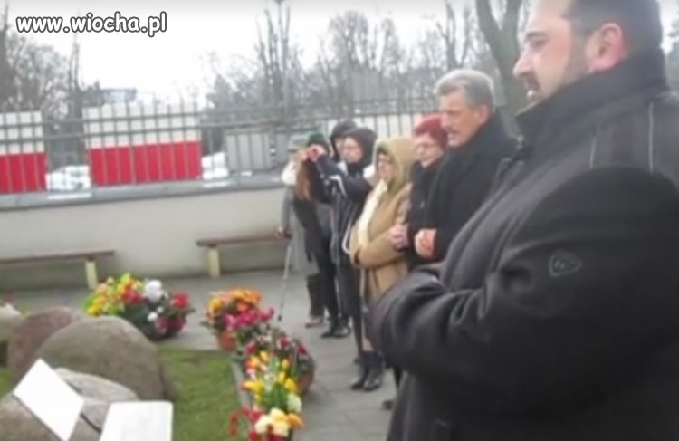 Komuchy modlą sie na grobie Ks.Popieluszki