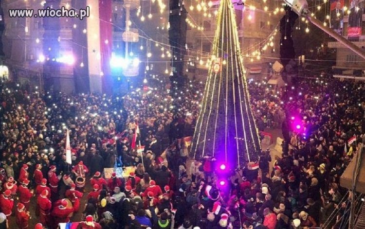 W Aleppo stanęła Bożonarodzeniowa choinka 
