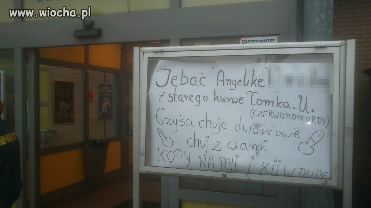 Ktoś w nocy otowrzył gablotę reklamową...
