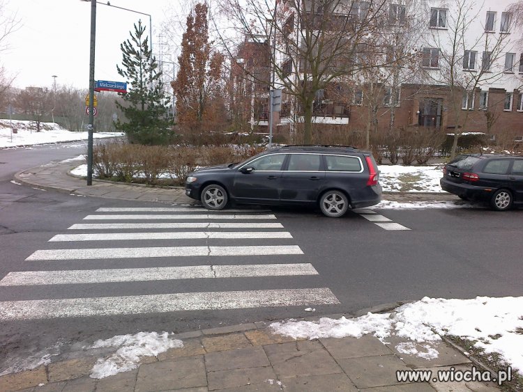 Parkowanie na pasach i zakręcie