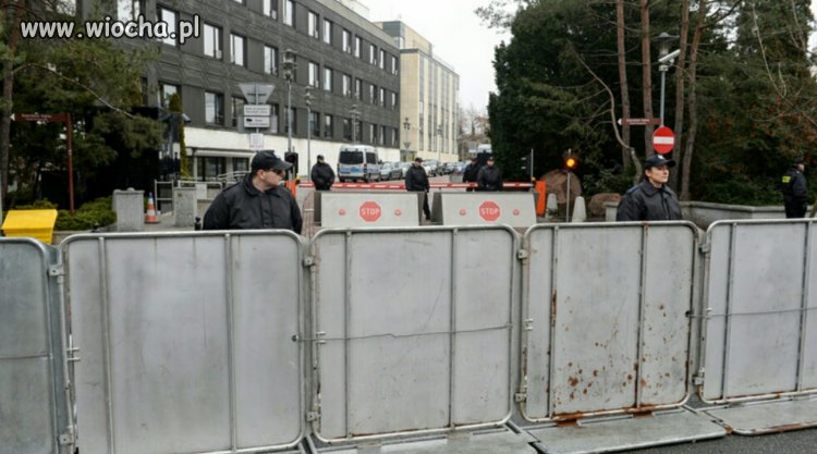 20.12.2016 Sejm otoczony metalowymi zaporami i