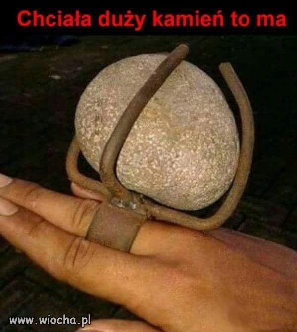 Pierścień z dużym kamieniem 
