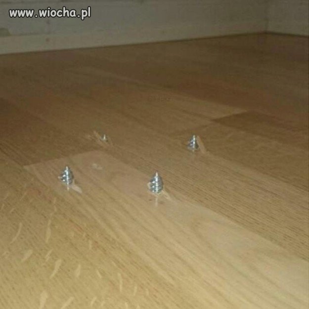 Sąsiad z dołu przykręcił żyrandol. 