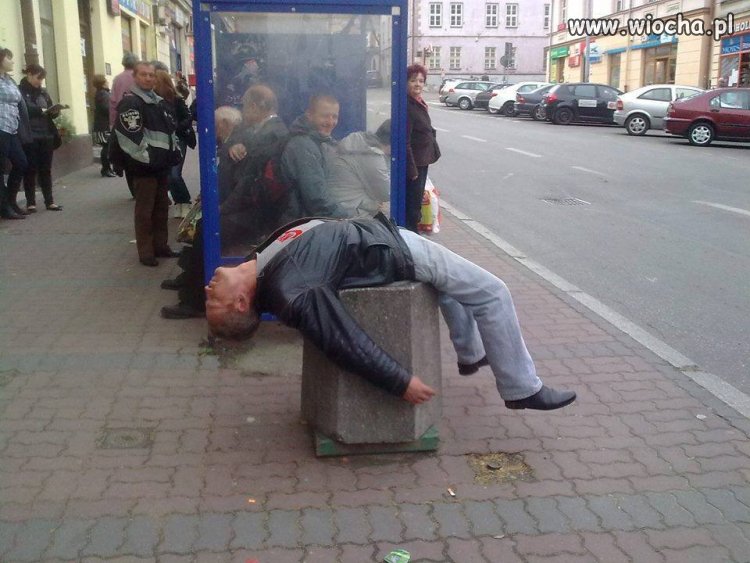 A tylko miał zgasić papierosa .
