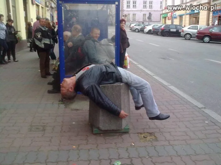 A tylko miał zgasić papierosa .