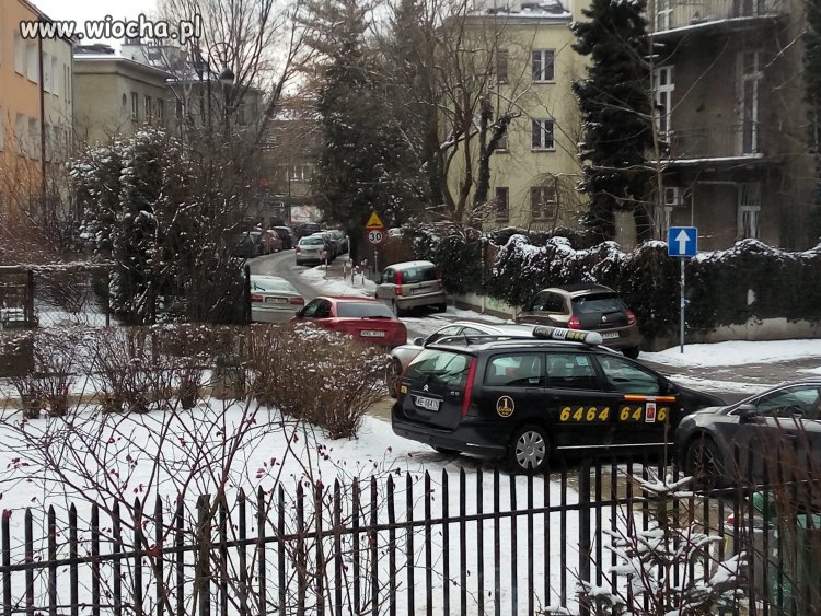 Kolejny  mistrz parkowania "ja tylko na chwilę"