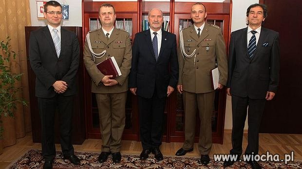 Z prawej osoba badająca wypadek Antka