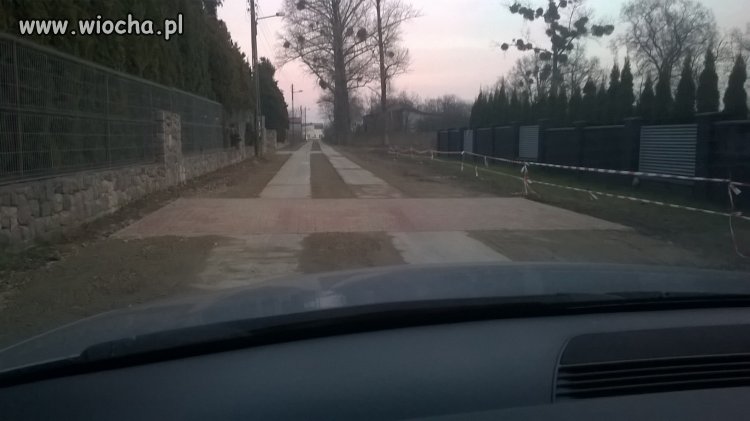 Prog zwalniający na polnej drodze