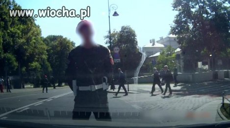 Macierewicz nie umie przejść  przez ulicę