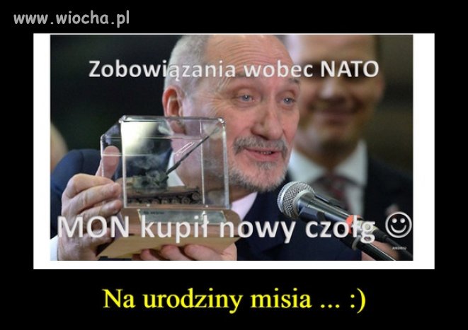 Rozwala polską armię ale dla d*polizów ma zabawki