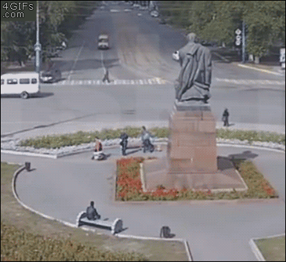 Na rondzie prosto.