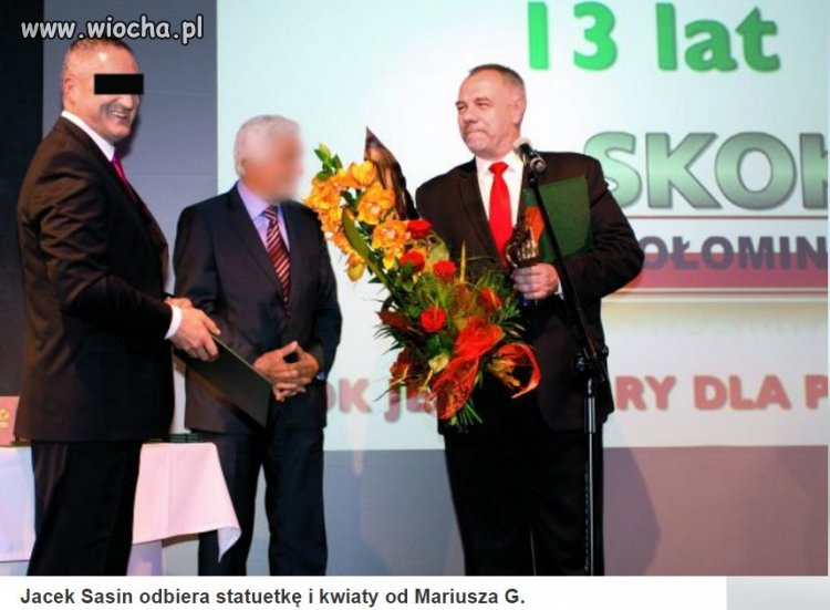 Kwiat dla posła  Sasina za miażdżyce zwycięstwo 