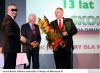 Kwiat dla posła  Sasina za miażdżyce zwycięstwo 