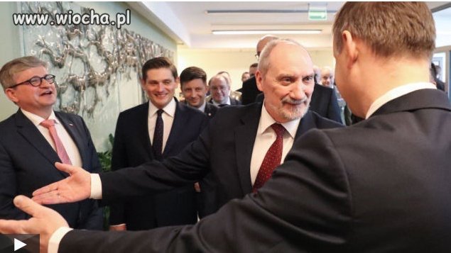 Uśmiechy, uprzejmości a armia w rozsypce.
