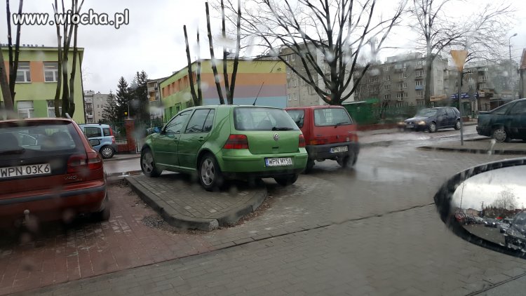 Mistrz parkowania na środku wyjazdu Płońsk  