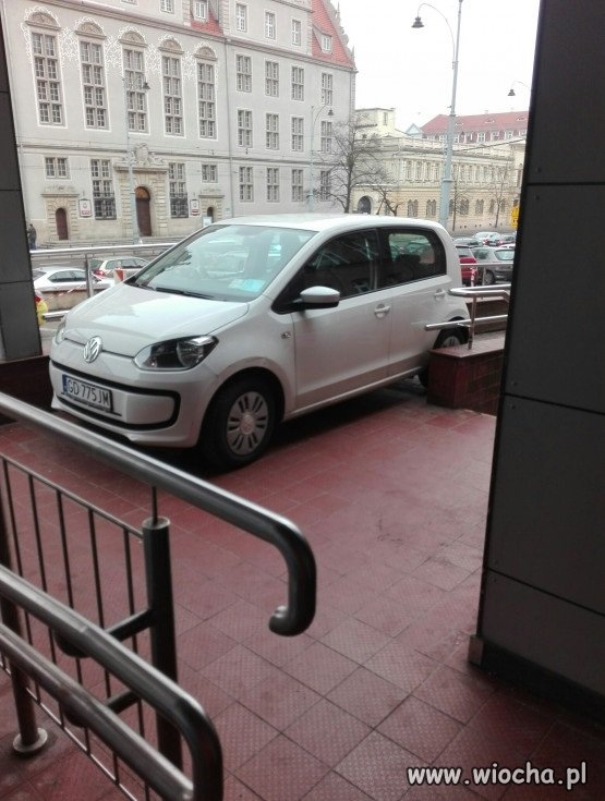 Wjechał samochodem po podjeździe dla wózków