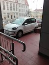 Wjechał samochodem po podjeździe dla wózków