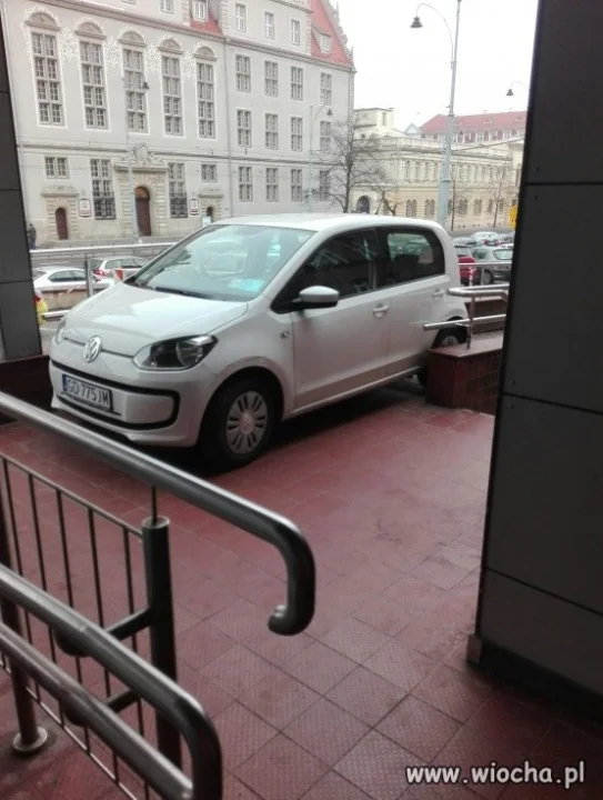 Wjechał samochodem po podjeździe dla wózków