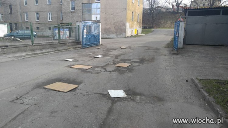 Wiosenne łatanie dziur w asfalcie