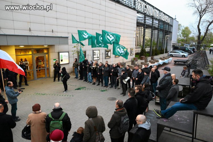 Teatr Powszechny-kolejka po bilety na spektakl