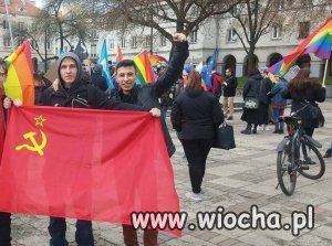 Komunistyczne symbole na łódzkim Marszu Równości.