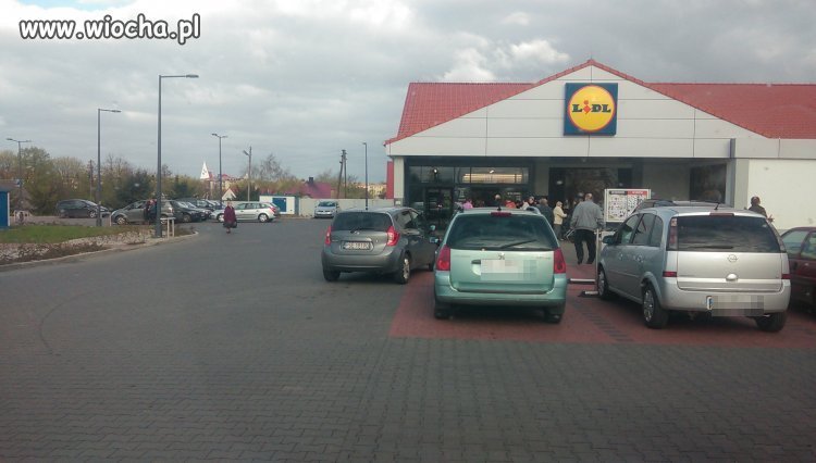 Janusz, mistrz parkowania pod Lidlem -Śrem