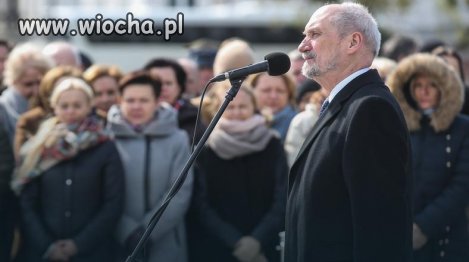 Wojsko ma pilnować popiersia L.Kaczyńskiego