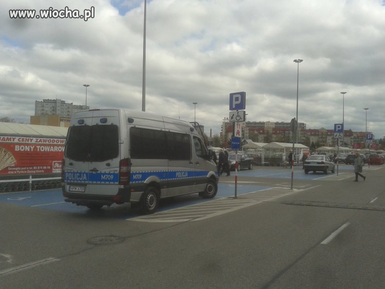Policja w białymstoku robi zakupy w markecie 