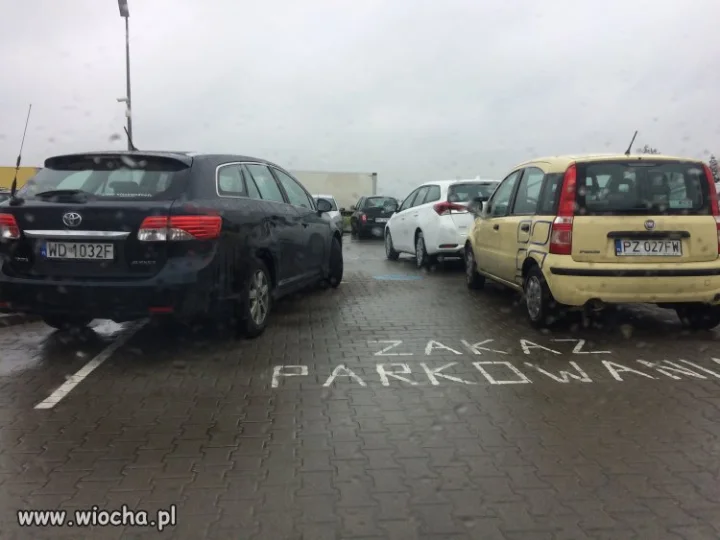 Zaparkował