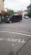 KR002 TR, za samochodem chodnik do szkoły
