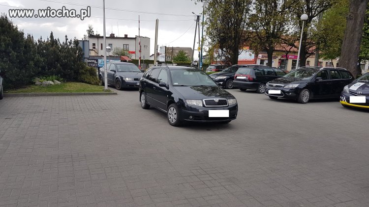 Idiota parkujący bezpośdernio na wjeździe 