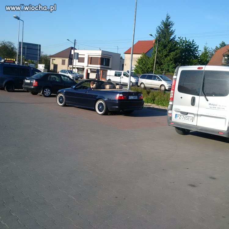 Parkowanie na kozaka.