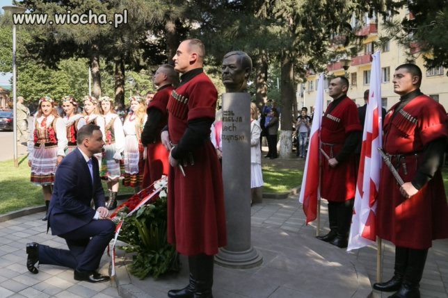Klękanie przed pomnikiem.