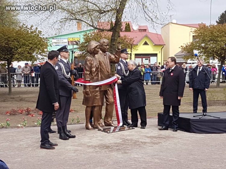 Na każdą miesięcznicę odsłonimy jeden pomnik!