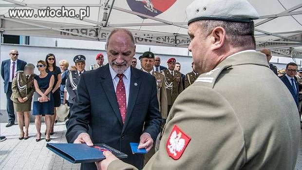 "Komandos Macierewicz". Szef MON dostał odznakę 
