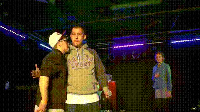 Tak się wyrzuca swojego fana ze sceny