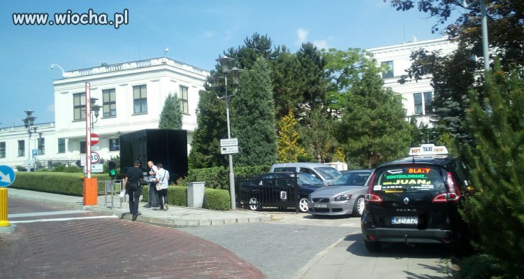 Straż Marszałkowska też kręci lody,on stoi po 16h