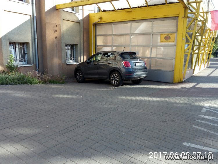 Takie tam przed szpitalem na podjeździe dla karetek